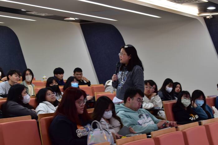 學姐為同學帶來「如何從人際互動中習得求職或面試的技巧」，透過家庭關係及薩泰爾溝通模式，延伸到此一主題。