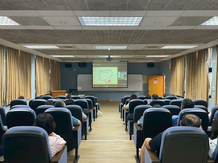 同步開設線上甄試說明會，令遠距而不便前往的同學能一同參與；並於隔壁教室開放空間、同場播映，不少在座家長也很認真聆聽喔！