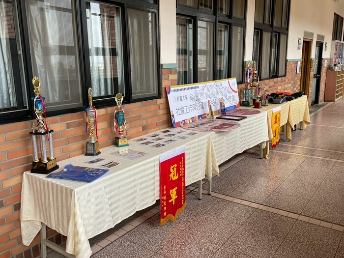 現場還有彭祖包教具、社團成果及競賽得獎獎盃展示，加入靜宜社工系，好學又好玩！
