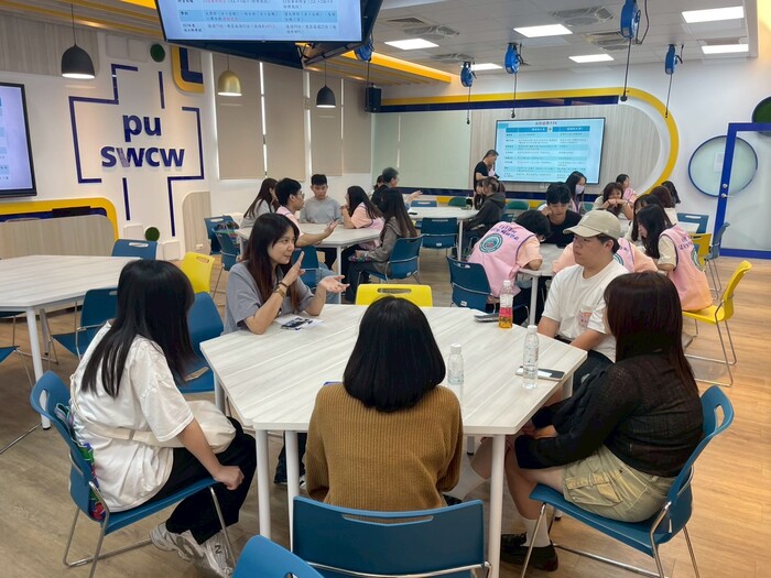 老師入桌為考生解答疑難雜症