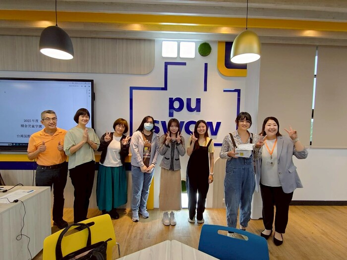 謝謝日本NPO人員還掛記著去年赴日實習的同學,致贈小禮物、一同合影留念